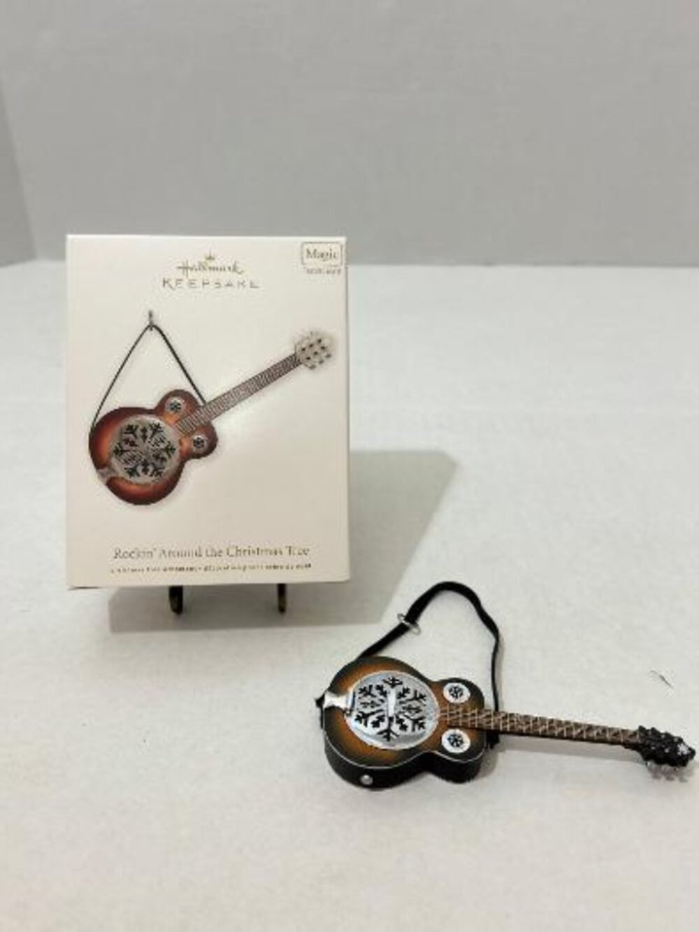 Hallmark Keepsake 2011 Rockin Around the Christmas Tree Guitar Ornament NEW